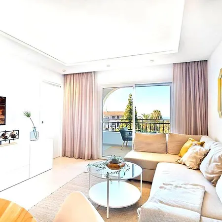 Modern 2-bedroom, 2-bathroom アパート