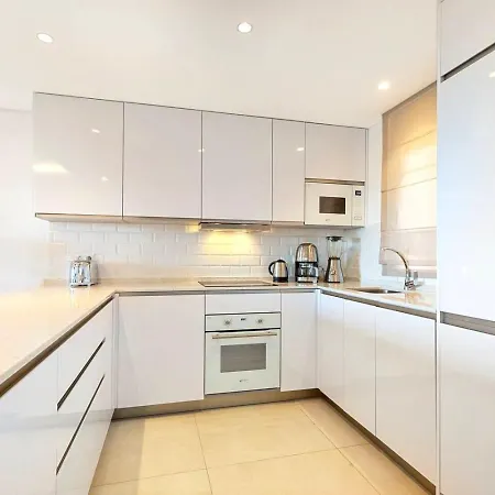Modern 2-bedroom, 2-bathroom Appartamento