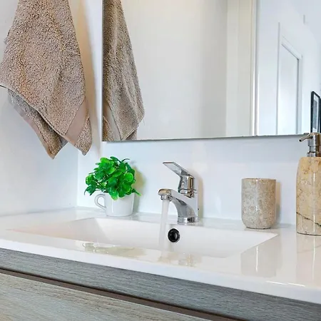 Modern 2-bedroom, 2-bathroom Riviera Del Sol